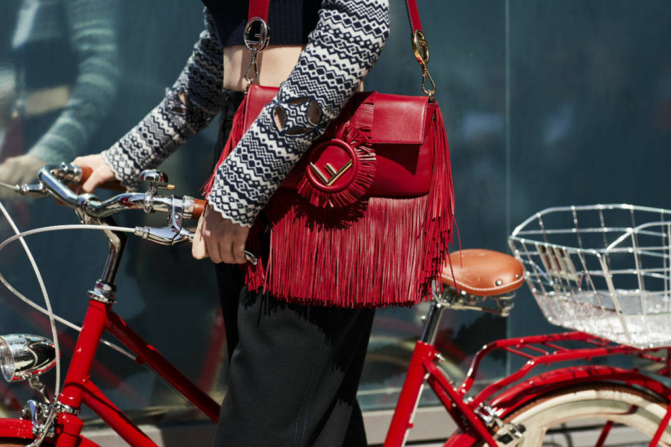 Röd cykel, röd väska