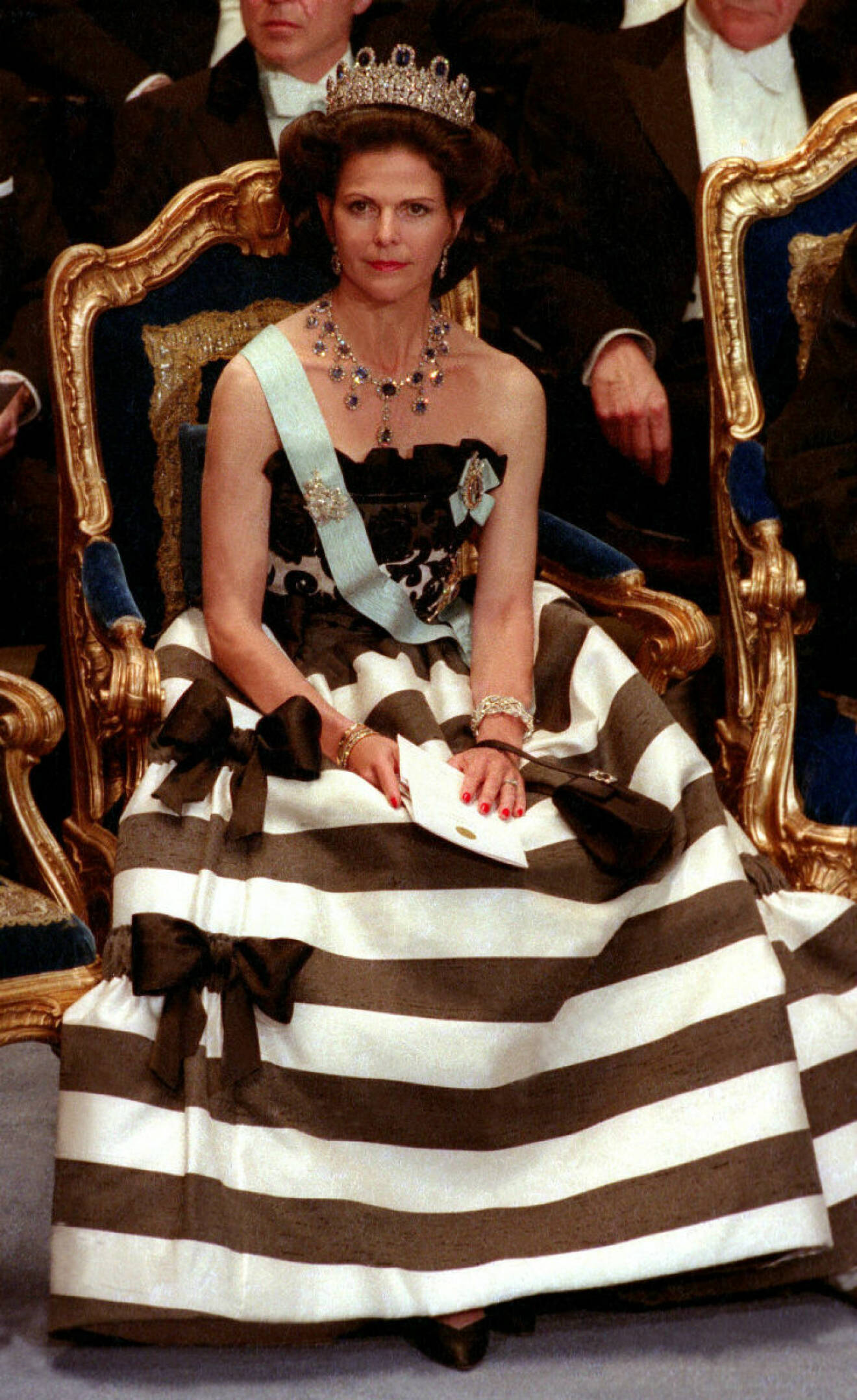 1993 bar drottningen en svartvit satinklänning från Nina Ricci