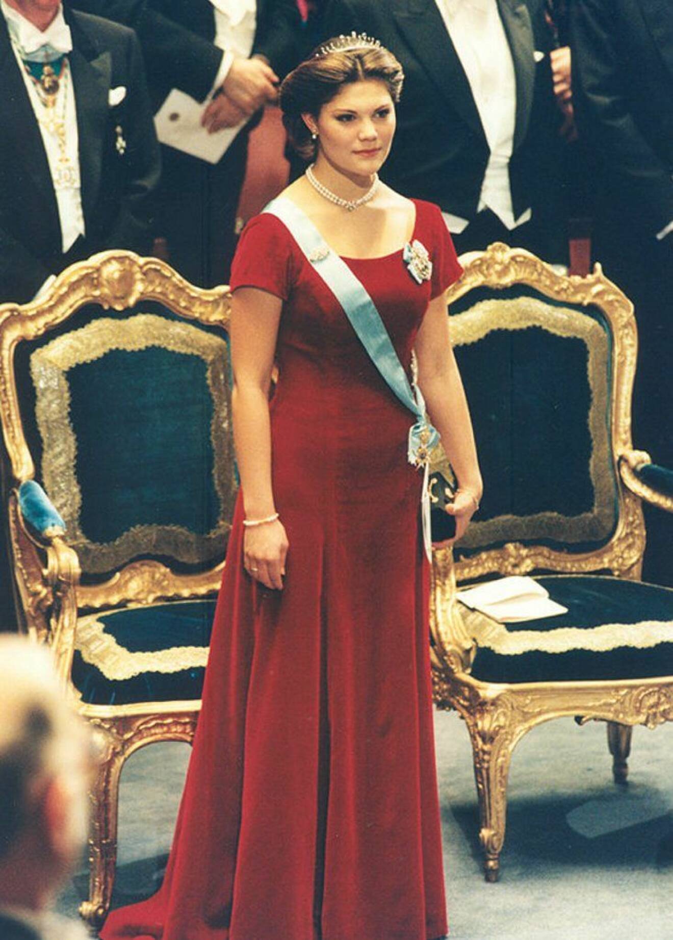 Kronprinsessan Victoria i en röd sammetsklänning.