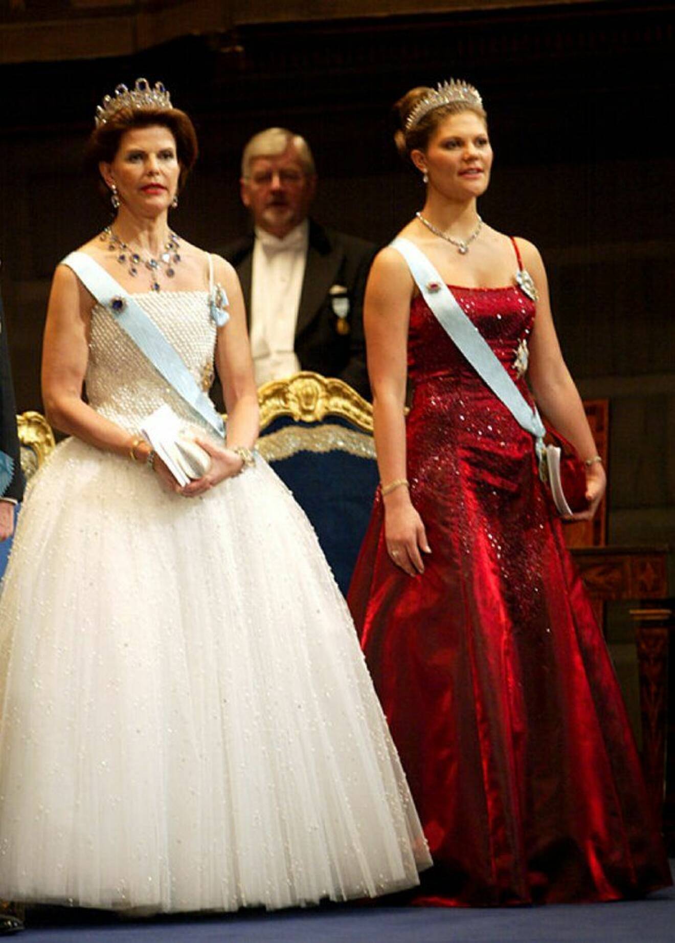 Kronprinsessan Victoria i en röd klänning från Lars Wallin.