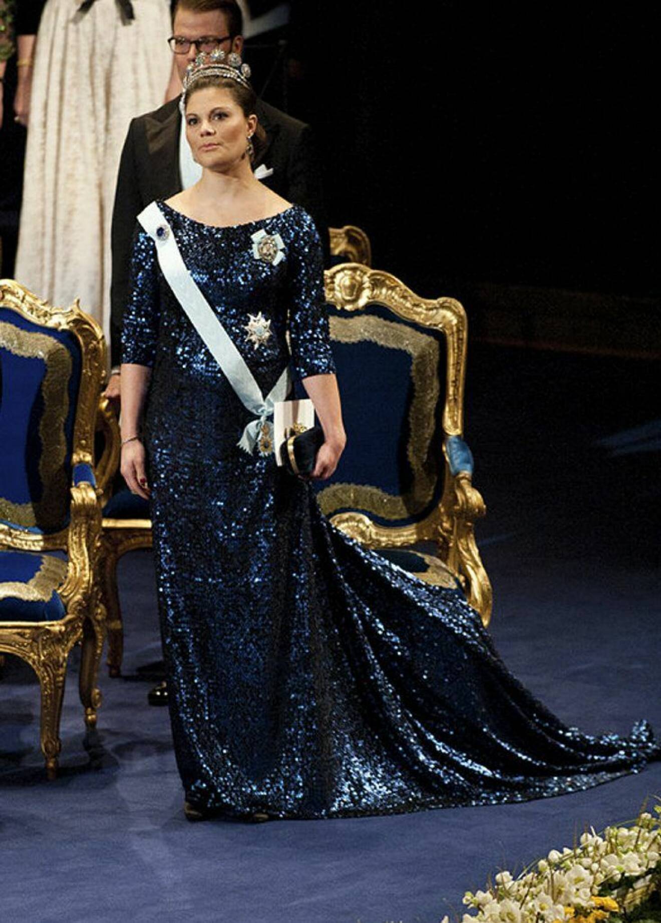 Kronprinsessan Victoria i en glittrig klänning av Pär Engsheden.