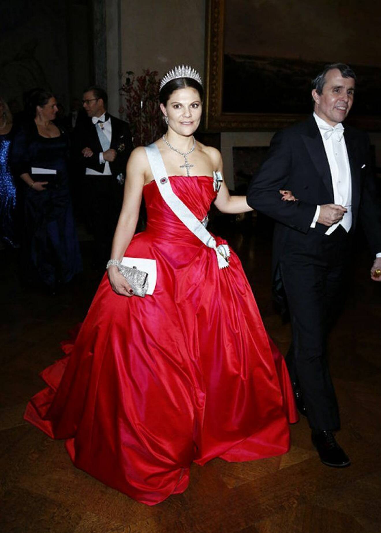  Kronprinsessan Victoria i en röd klänning av Pär Engsheden.