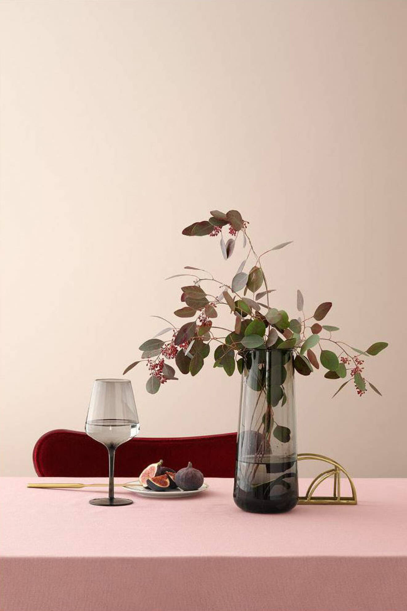 Rosa bordsduk, smokefärgat glas och servettställ i guld. H&M Home våren 2018. 