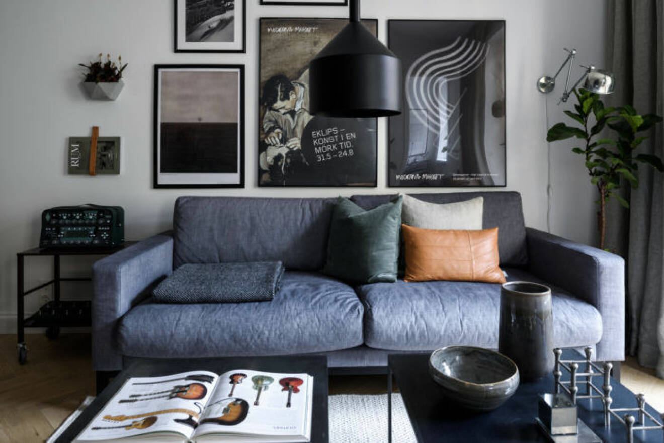 Mörkblå soffa med färgglada kuddar 