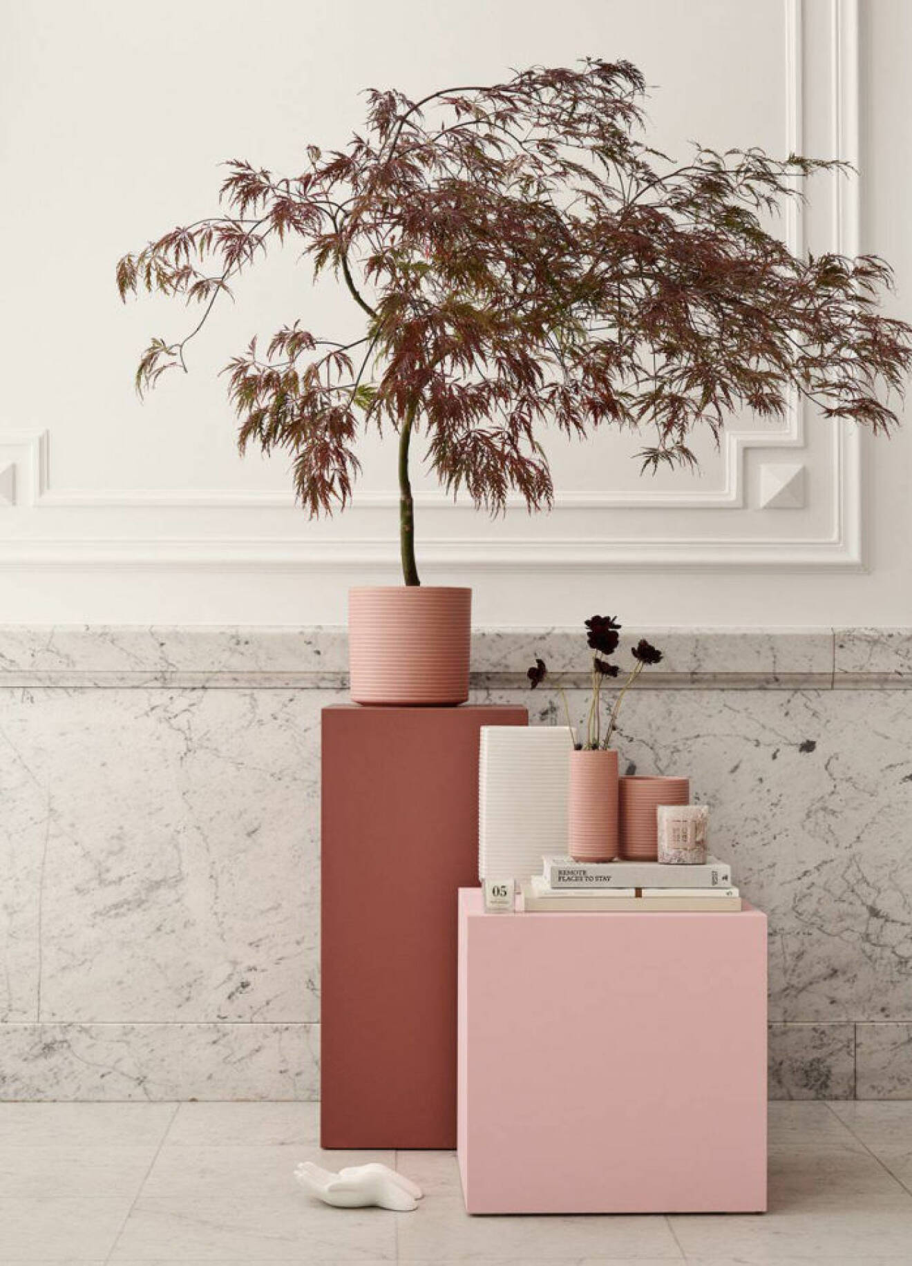 Piedestaler i rosa och rostrött och rosa kruka i stengods. H&M Home våren 2018.