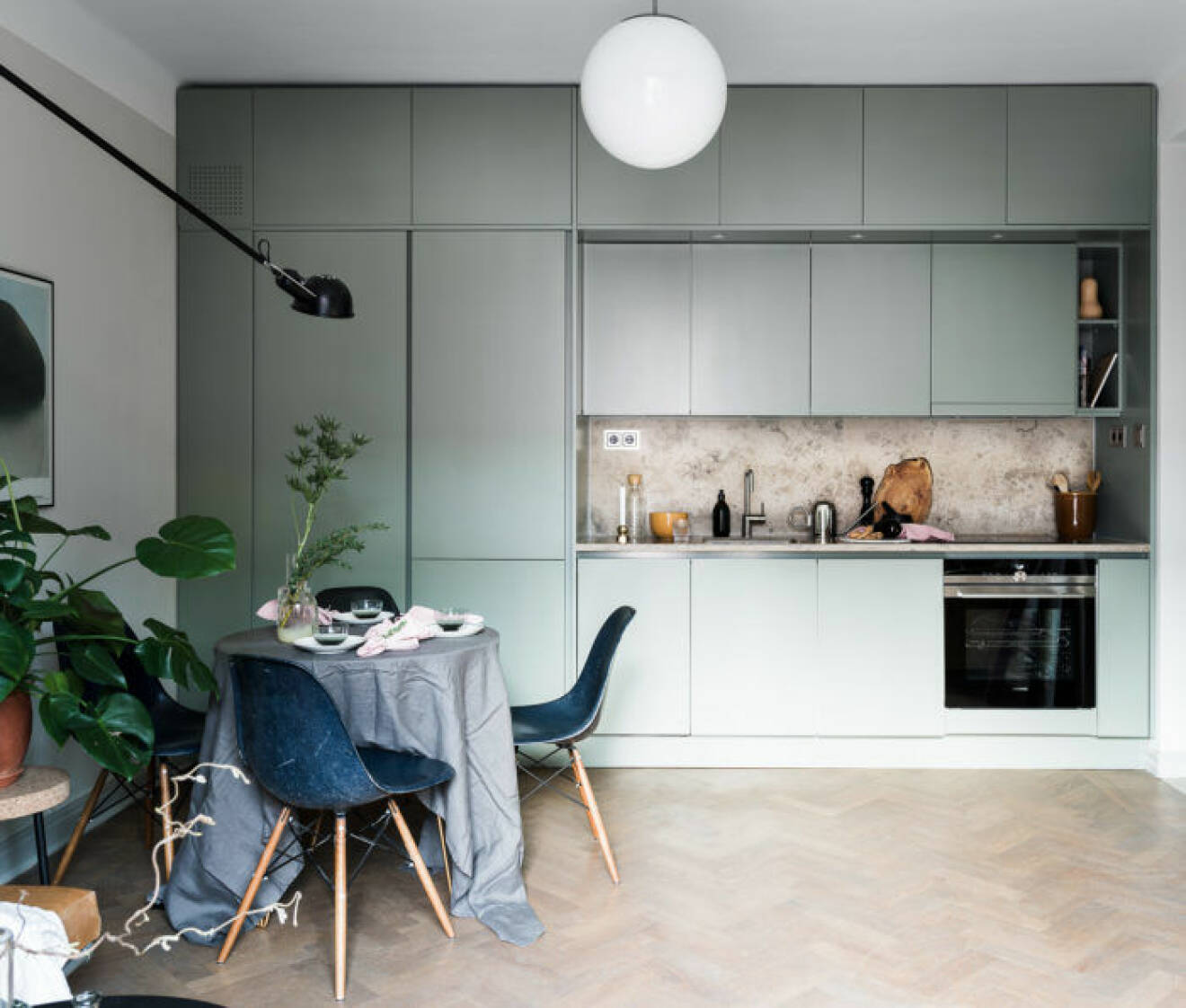 Snyggt platsbyggt kök i pistagegrönt
