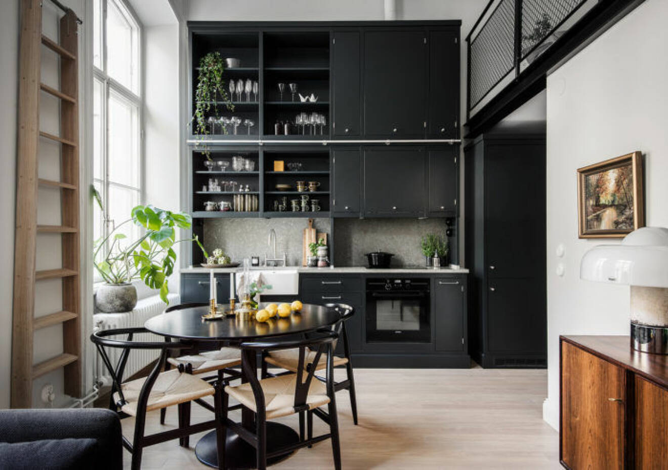 Stilrent svart platsbyggt kök och matplats i samma färg