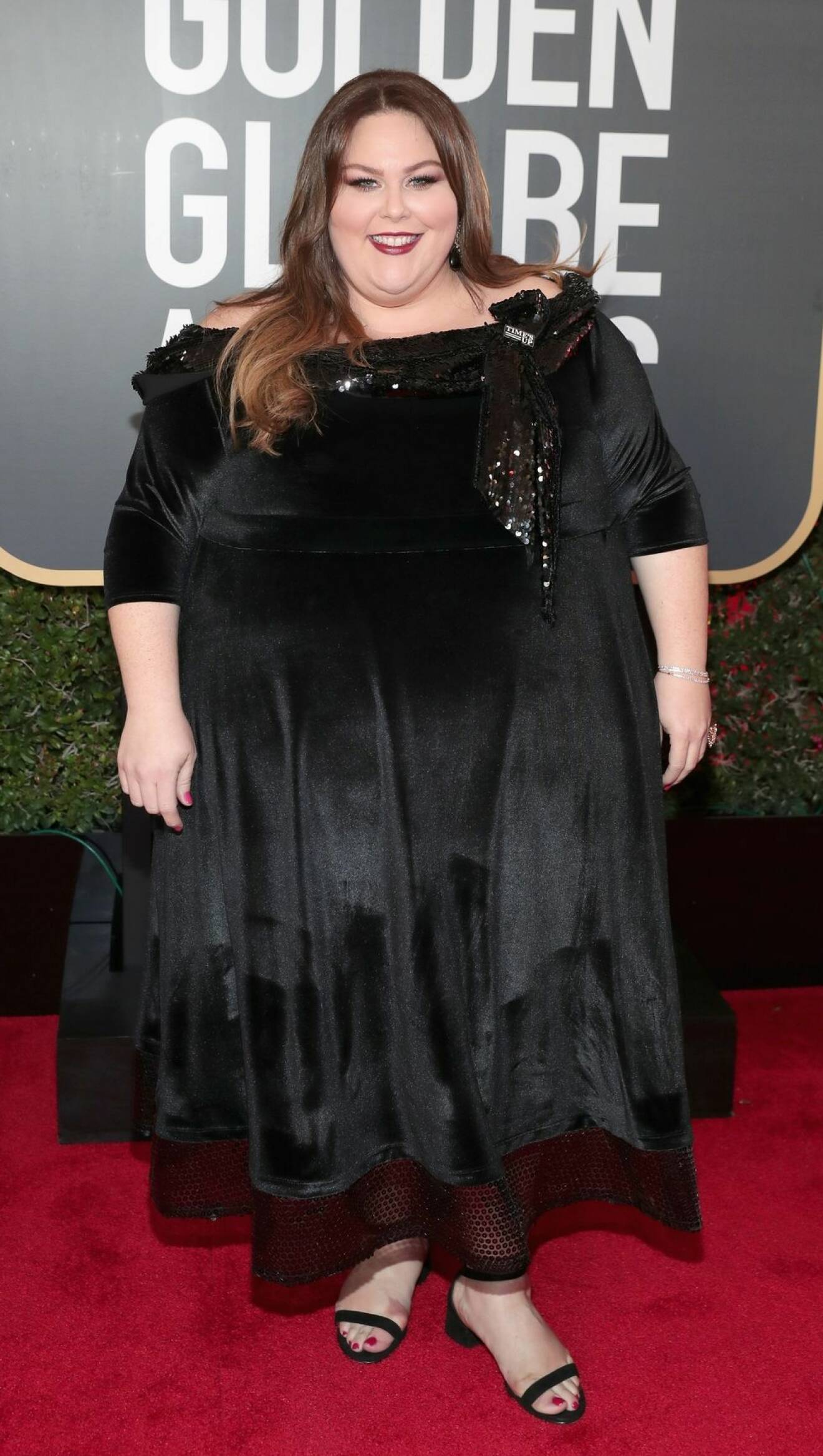 Chrissy Metz bär en svart klänning med glittrande detaljer.