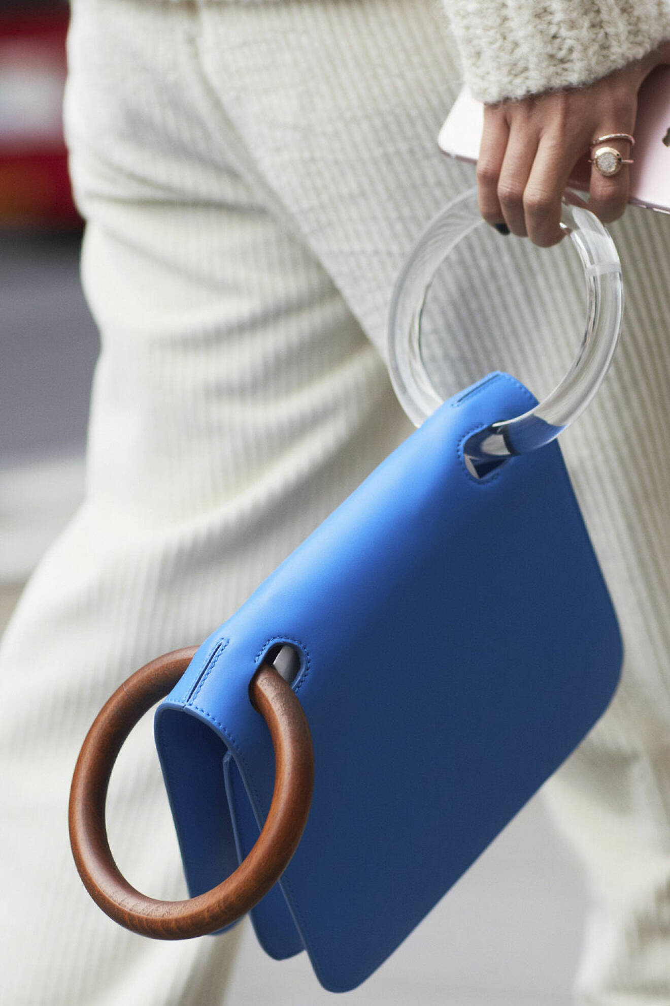 Blå handväska med detaljer