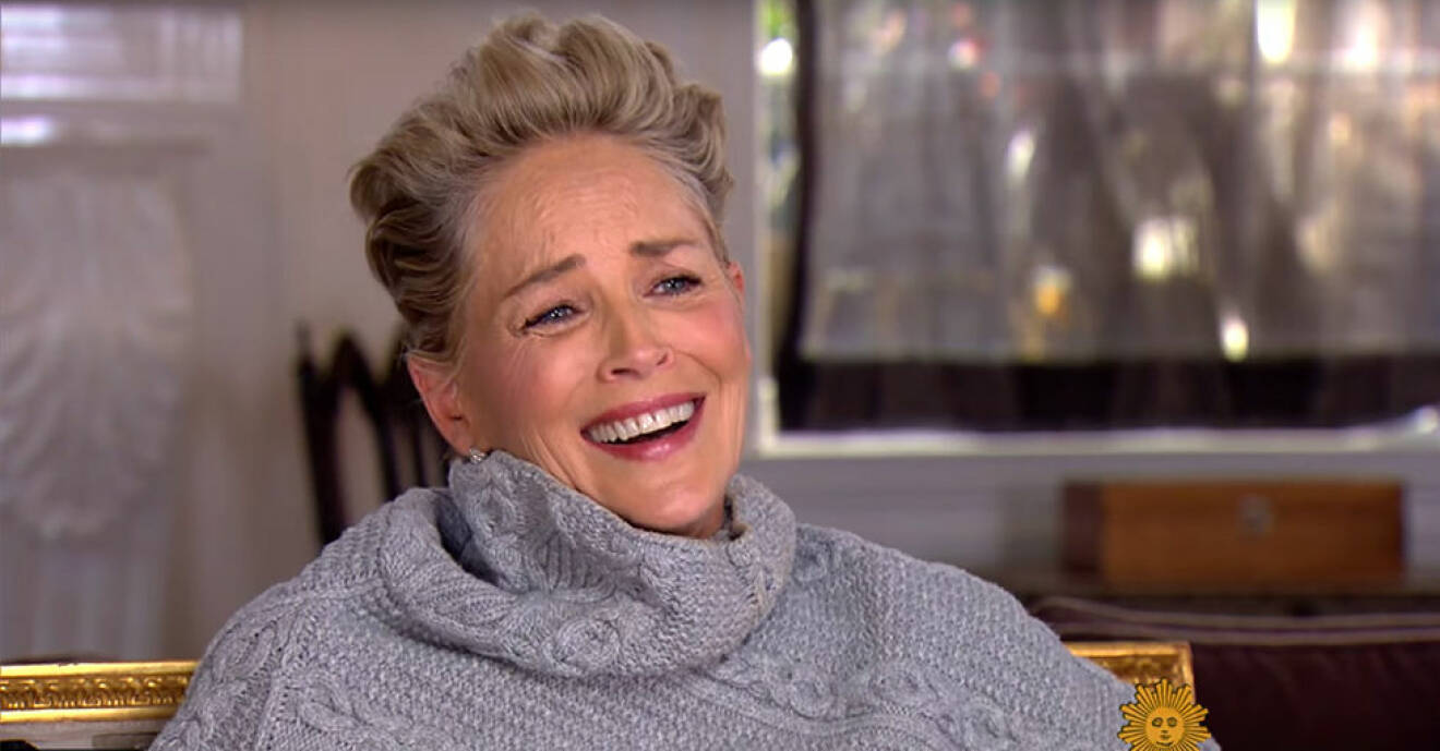 Sharon Stone skrattar i en intervju om sexuella övergrepp.