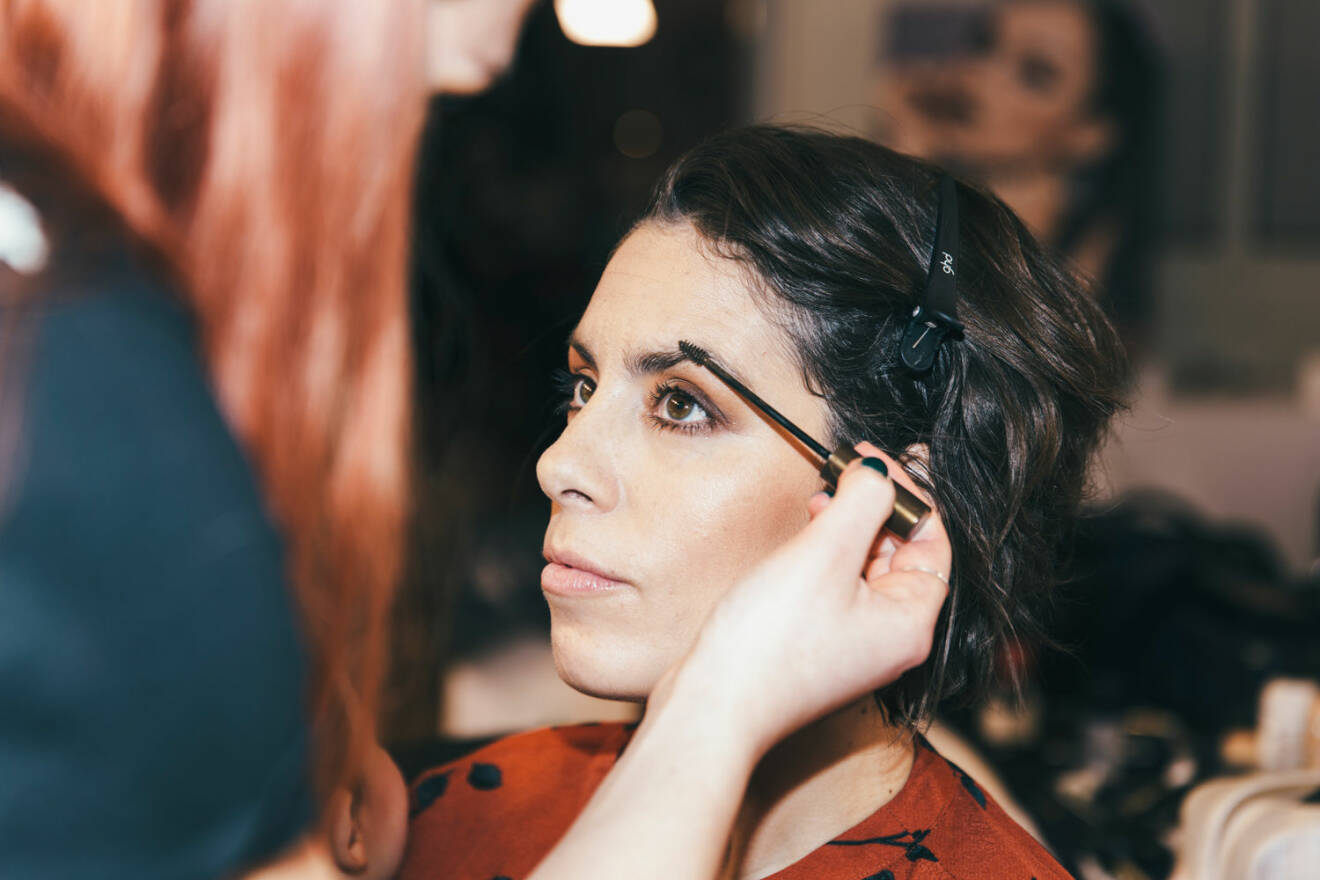 Backstage Elle-galan 2018, Nina Campioni får ögonbrynen fixade.