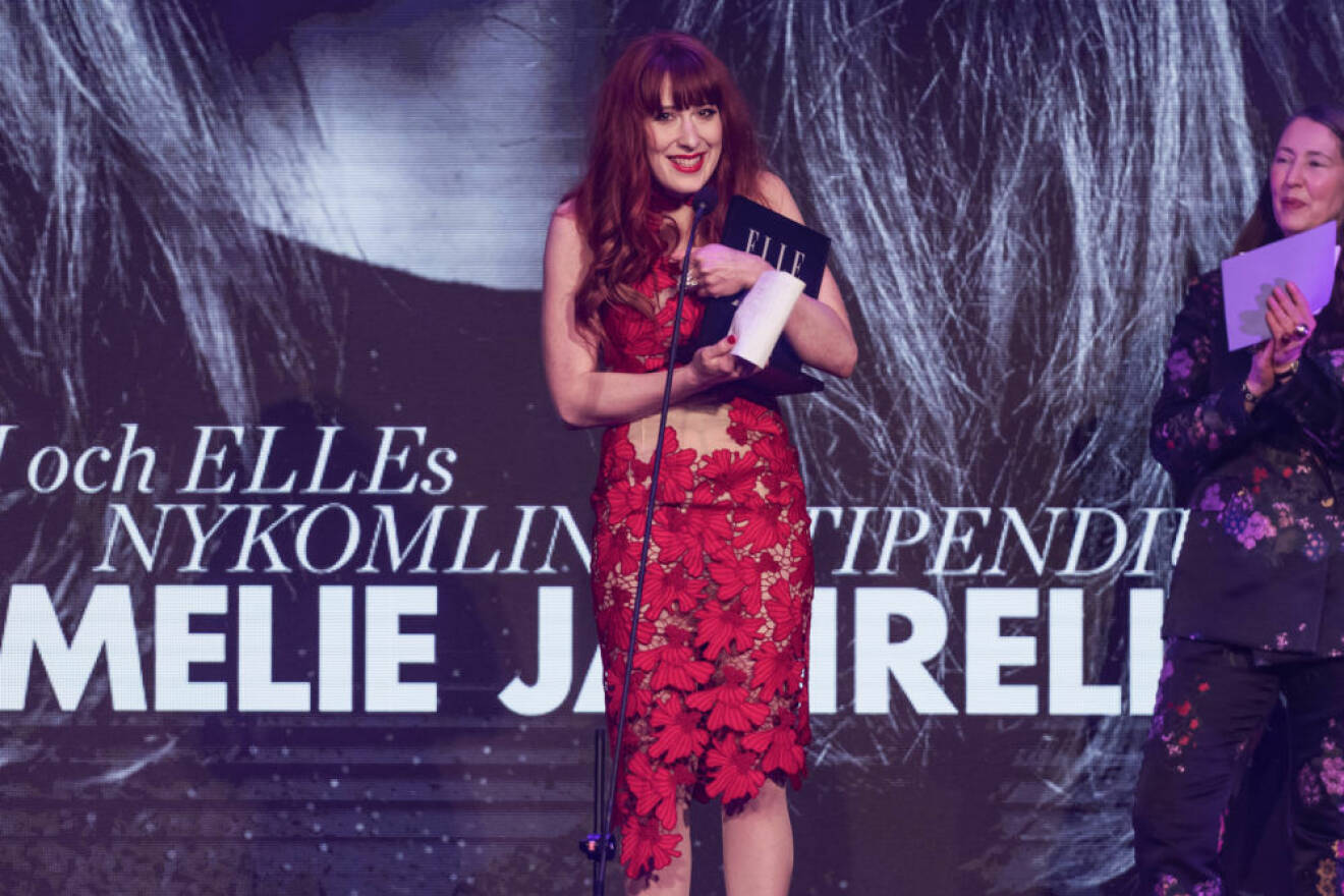 Emelie Janrell fick ta emot H&M och ELLEs nykomlingsstipendium