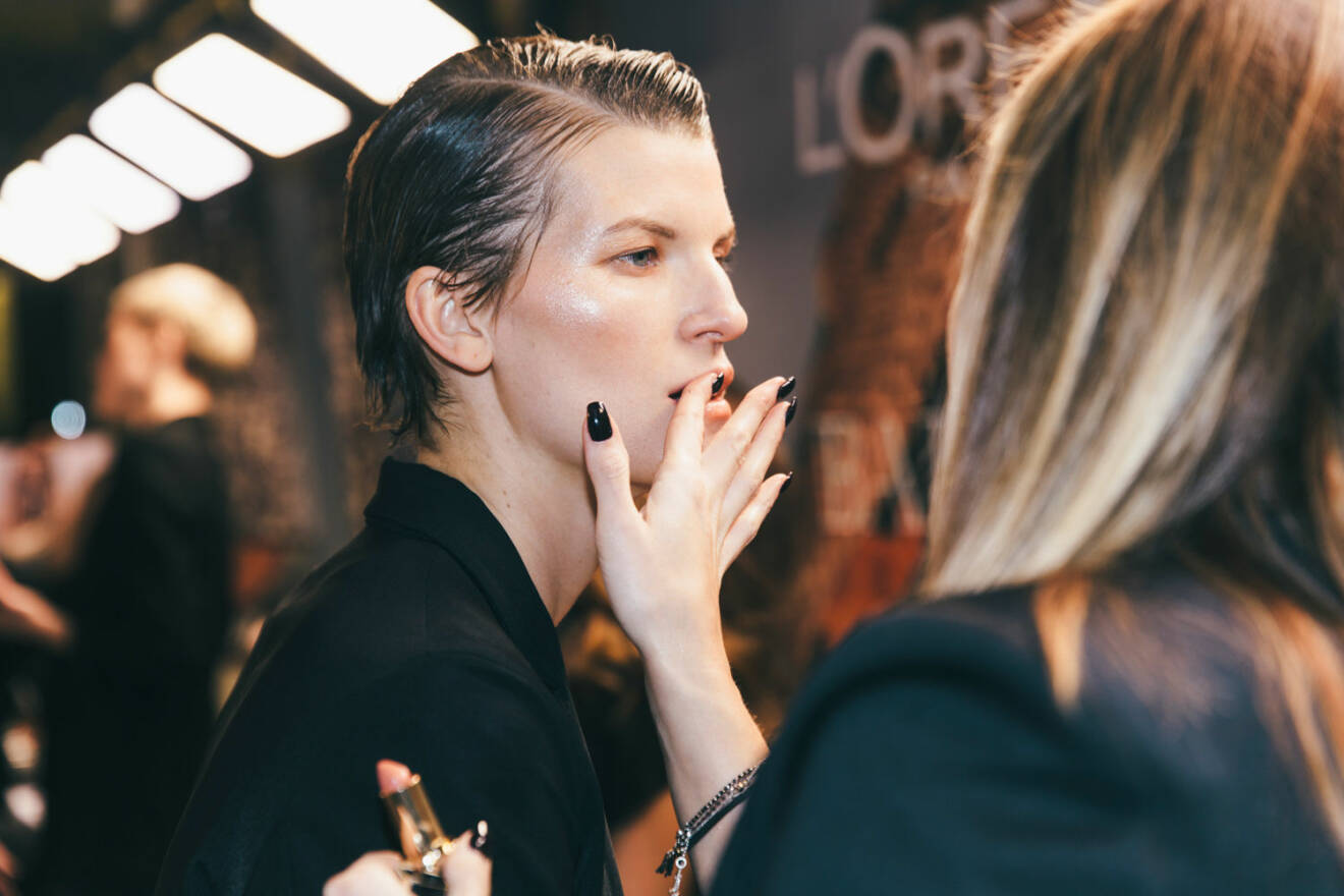 Backstage Elle-galan 2018, makeupartist applicerar läppprodukt.