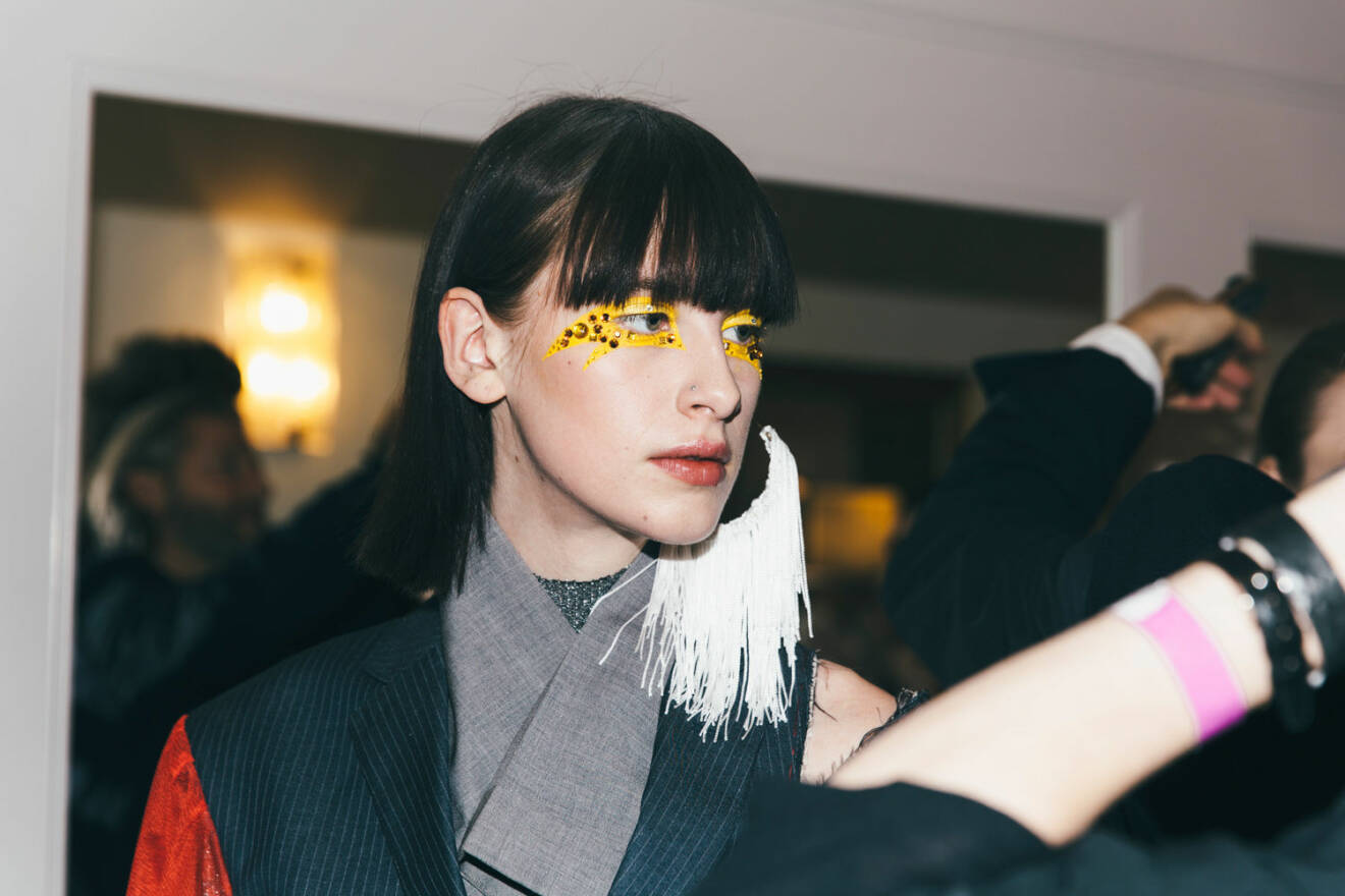 Backstage Elle-galan 2018, kvinna med gul ögonmakeup.