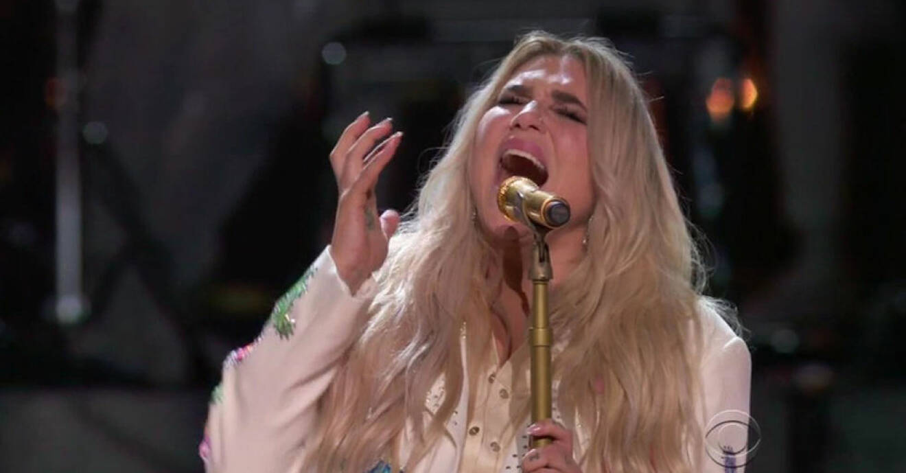 Kesaha framförde låten "Praying" på Grammy Awards.