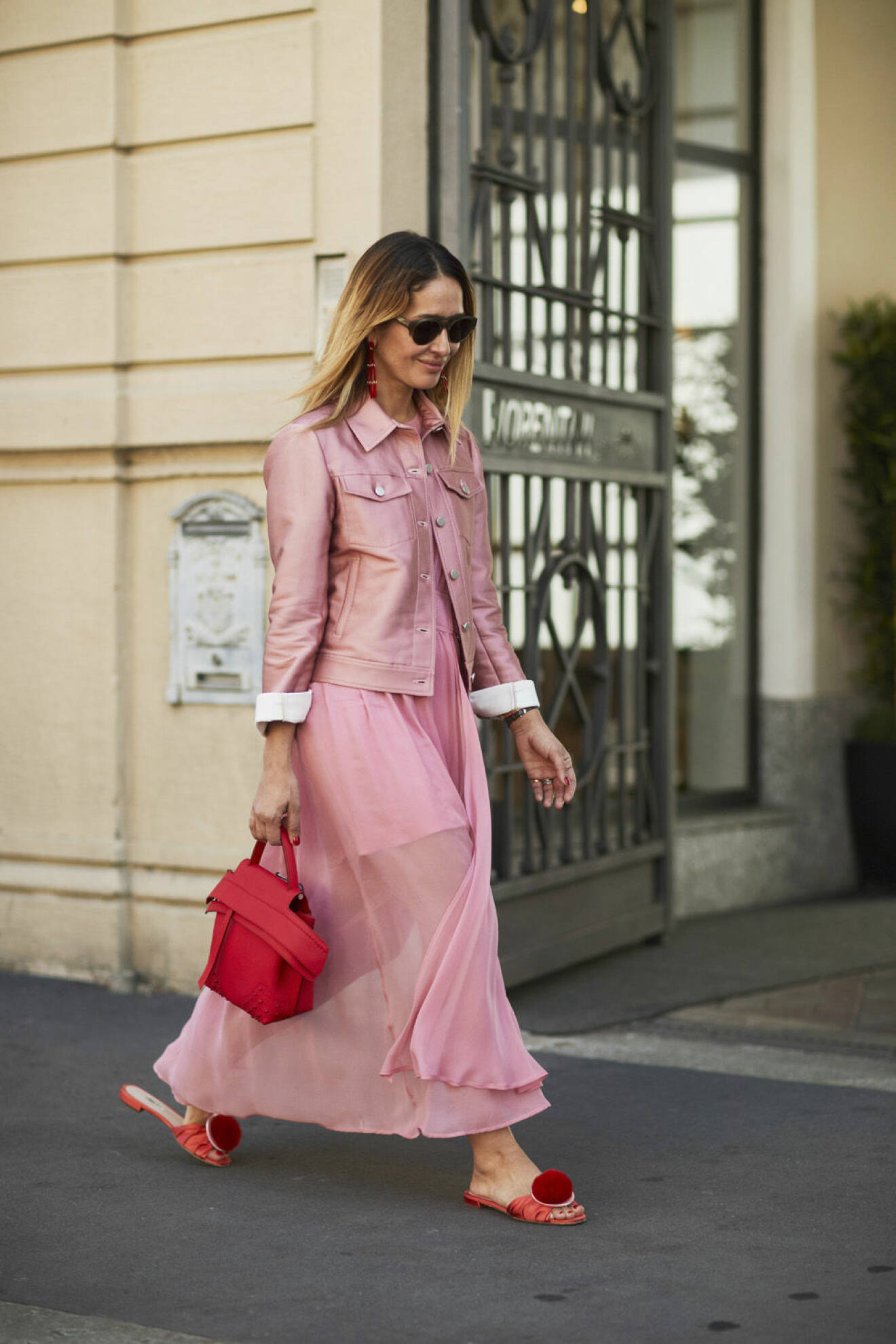 Rosametallic jacka och rosa kjol