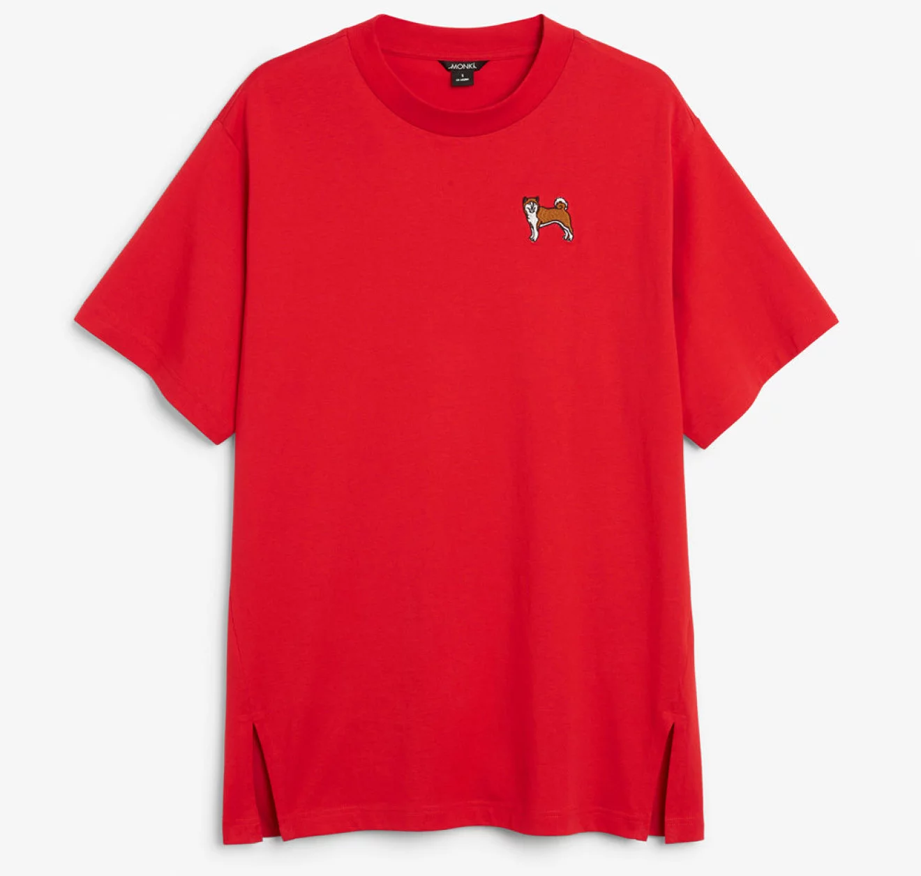 Röd t-shirt i lös modell med hundtryck på.
