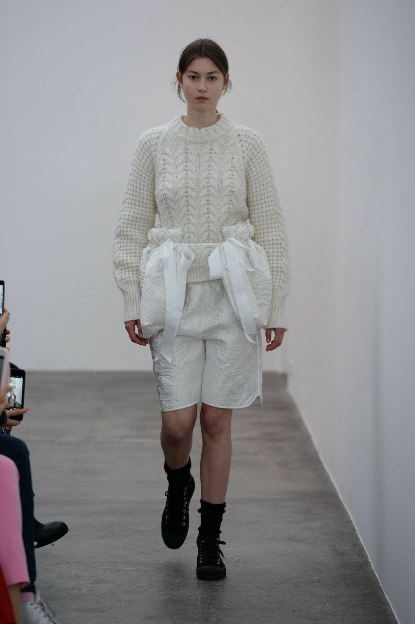 En vit outfit från Cecilie Bahnsen.