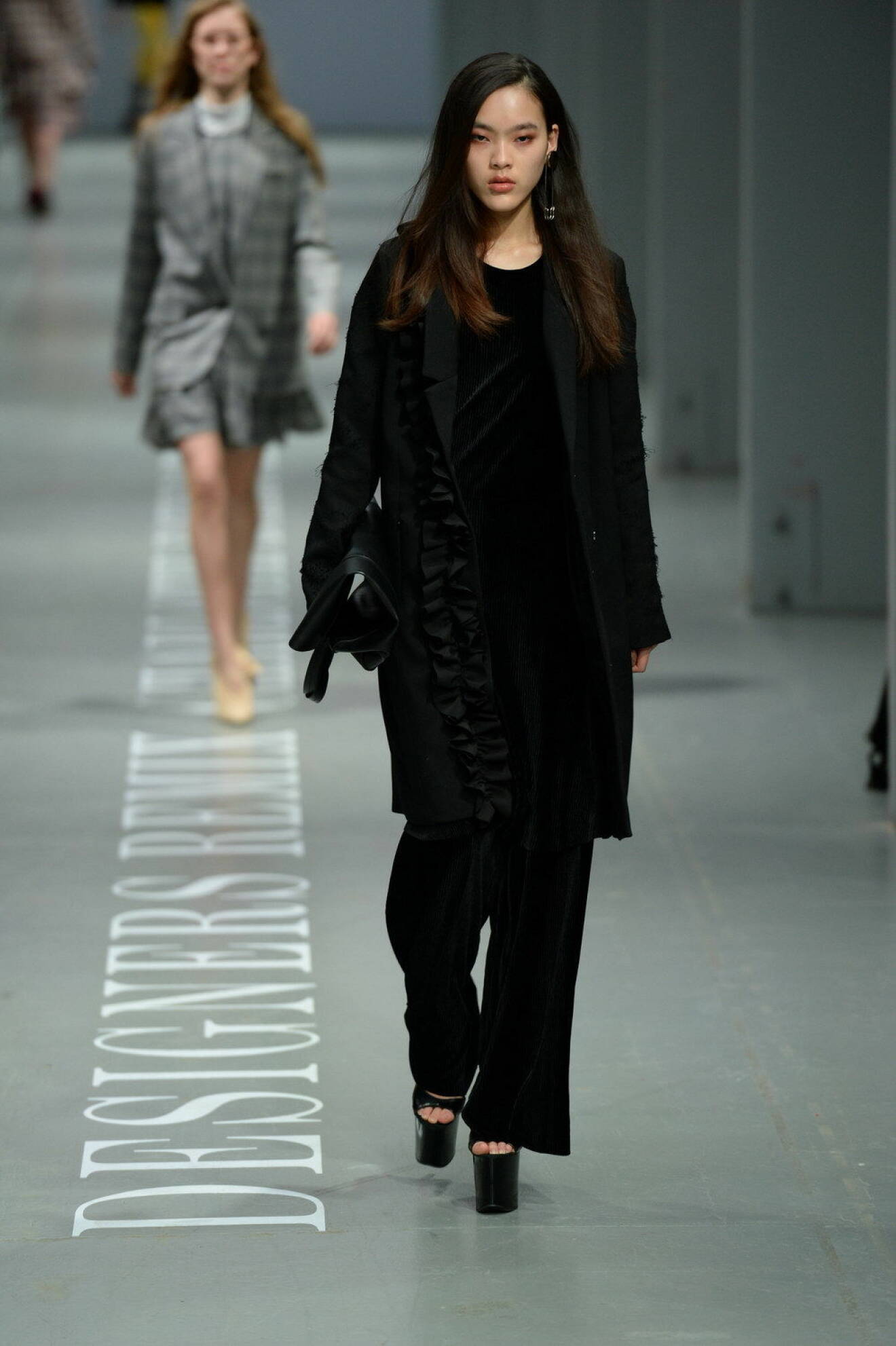 En svart outfit från Designers Remix. 