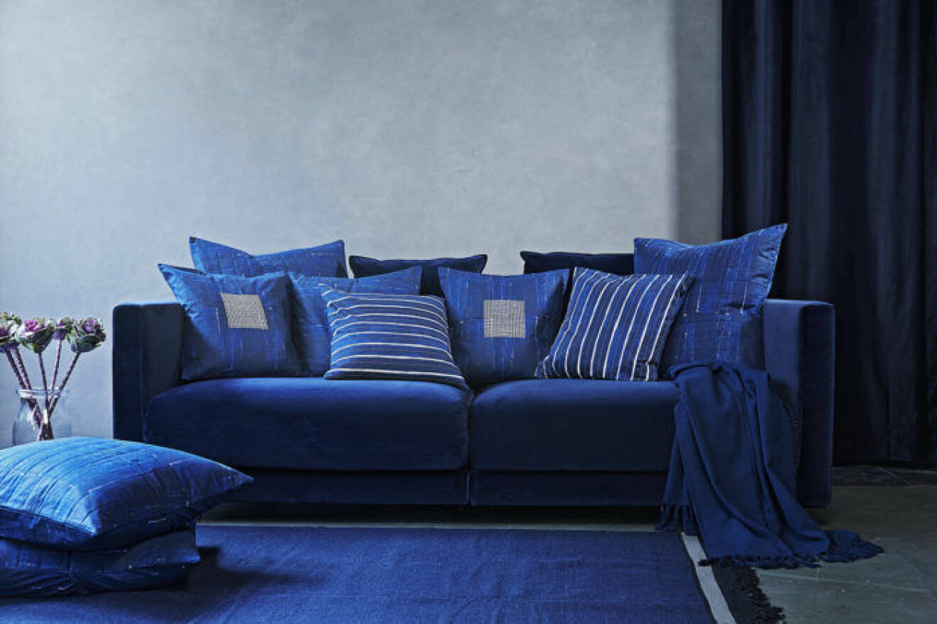 Blå soffa med kuddar från IKEA.