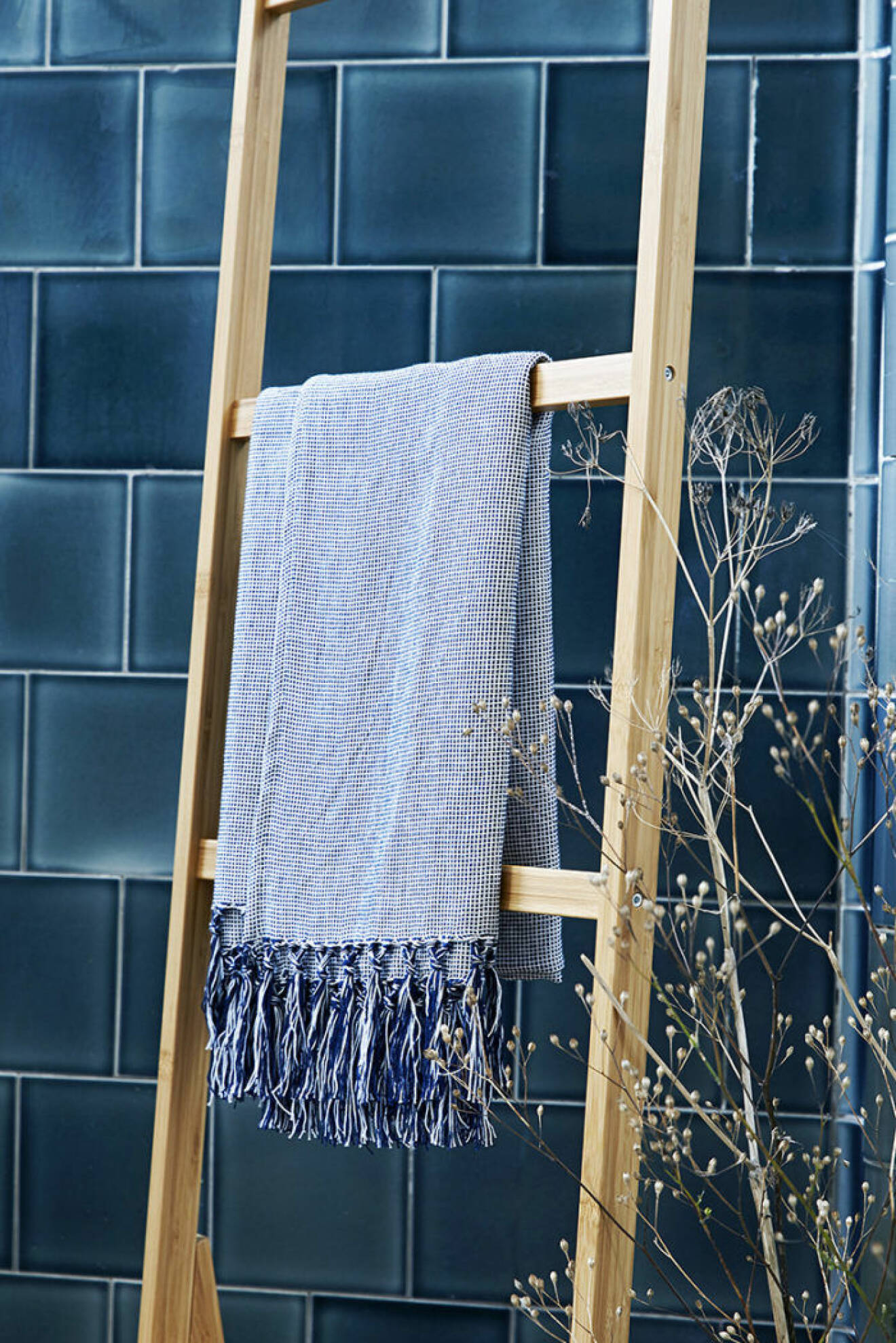 Ikeas kollektion Innehållsrik, stege med handduk.