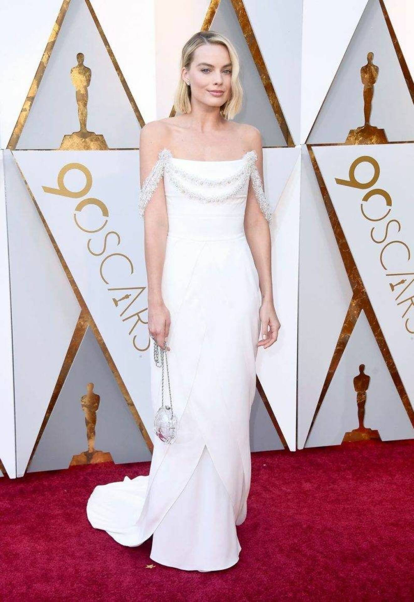 Margot Robbie i vit minimalistisk klänning från Chanel