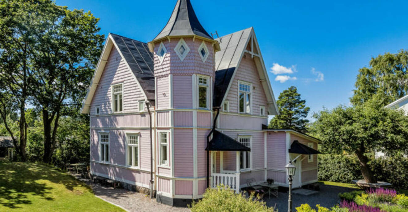 Formgivaren Lisa Bengtssons drömmiga rosa villa utanför Stockholm är till salu.