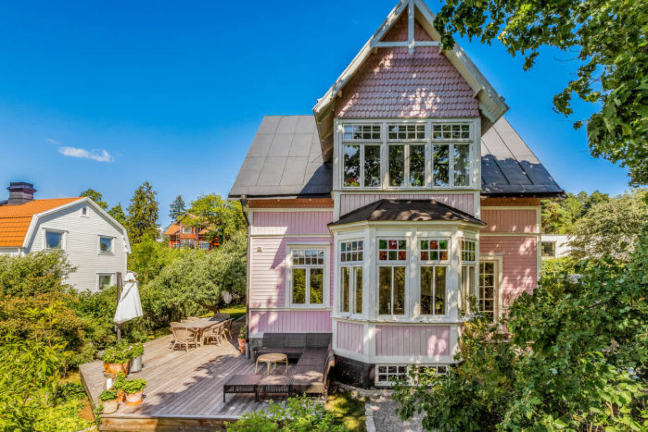 Huset ligger ungefär 10 kilometer från city i Stockholm.