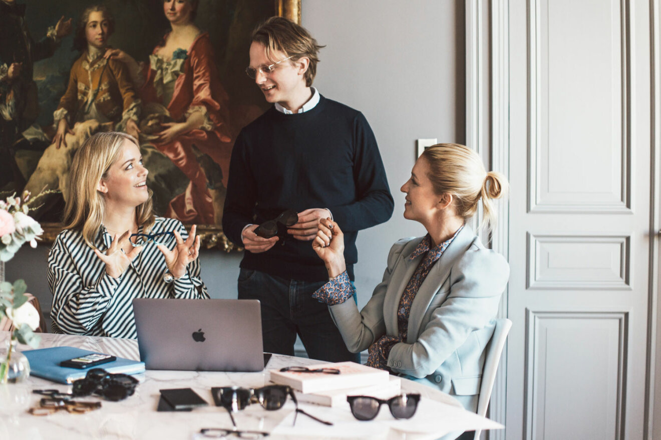 Ebba Kleberg von Sydow och Emilia de Poret jobbar med designen för Nividas x Säker Stil