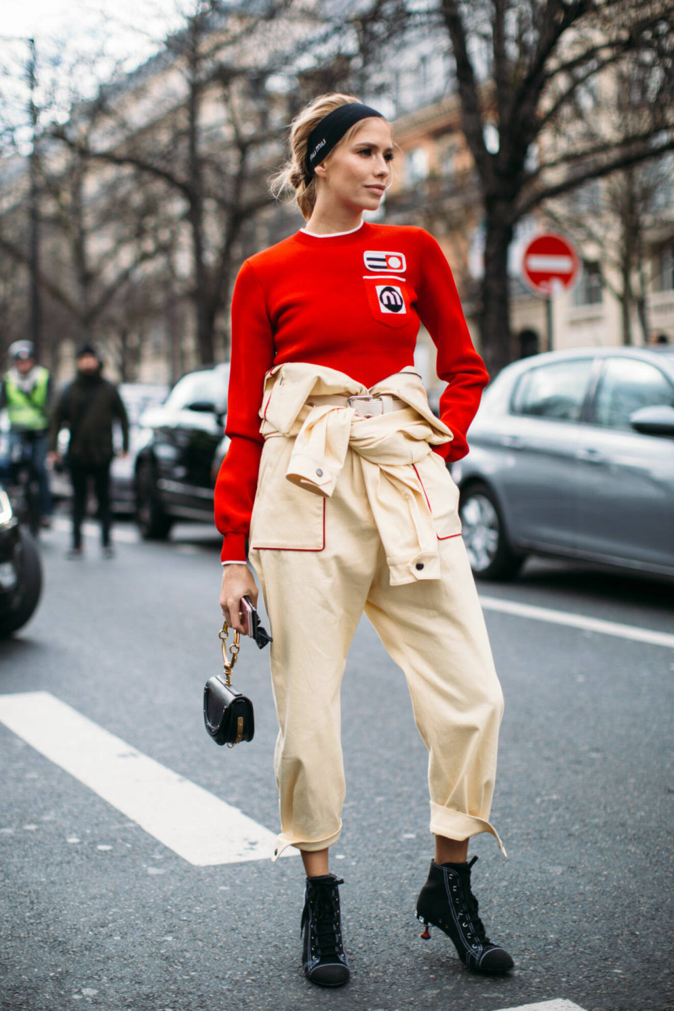 Streetstyle från Paris Fashion Week 2018, röd tröja. 