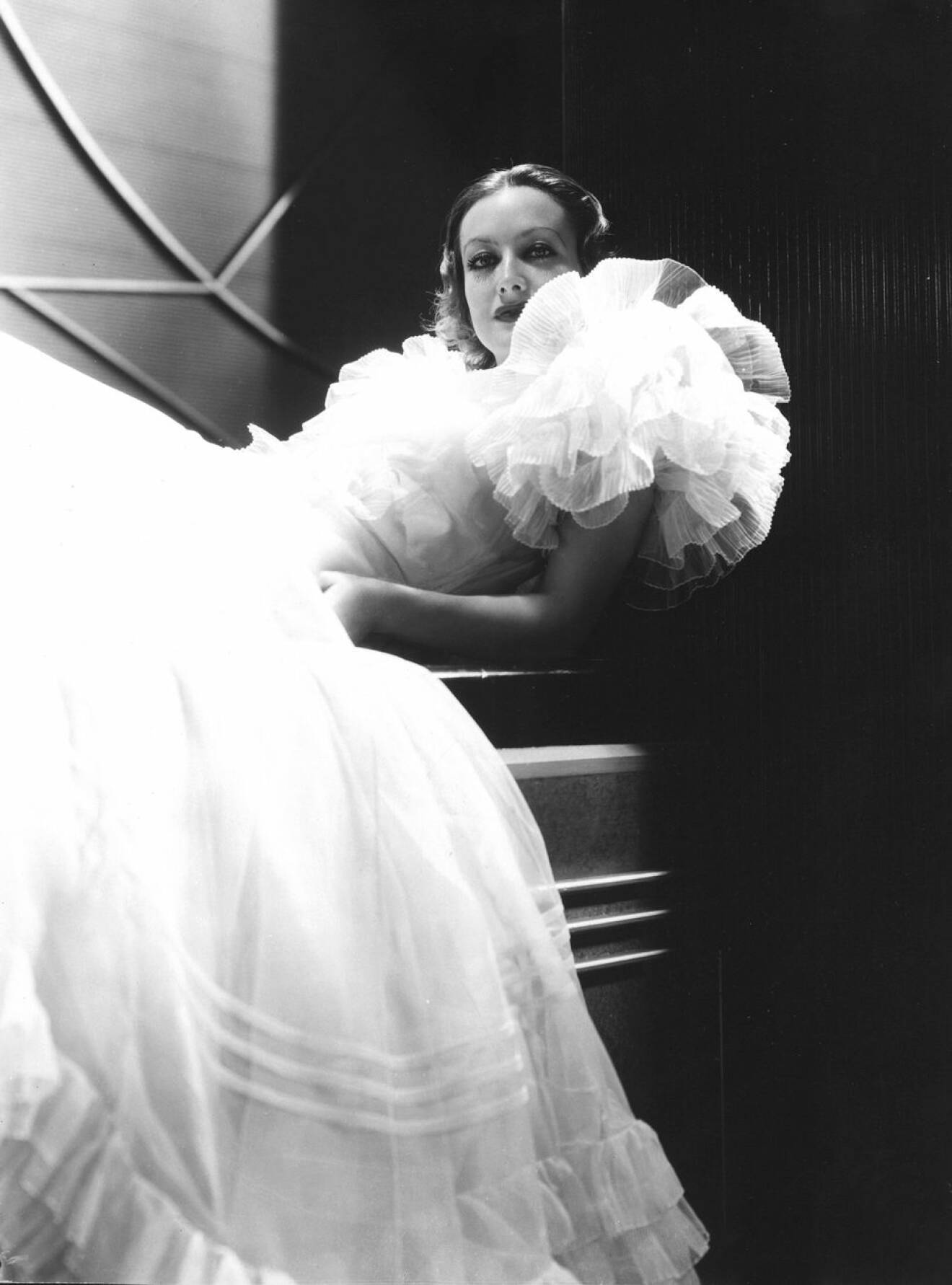 Hollywoodstjärnan Joan Crawford i vit tyllklänning
