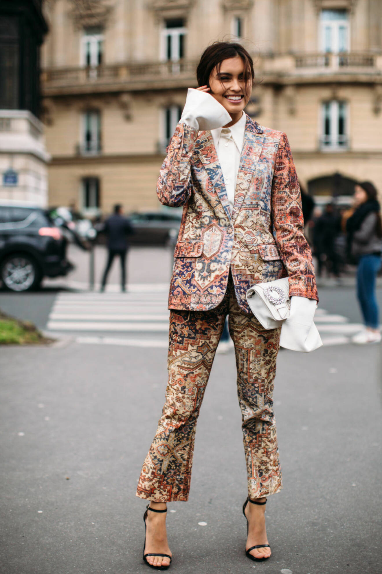 Streetstyle från Paris Fashion Week 2018, helmönstrad kostym och kostymbyxor.