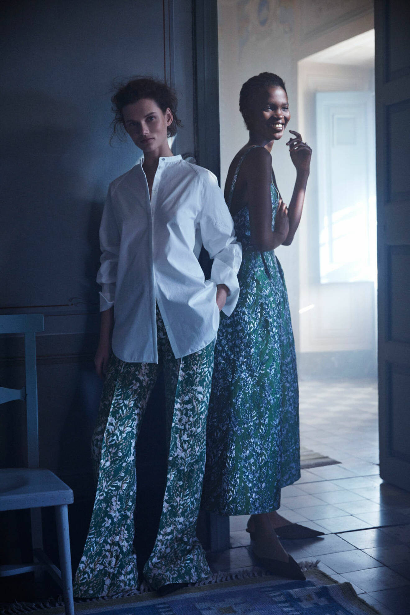 Vit skjorta, gröna mönstrade byxor och en gammeldags klänning i H&M:s hållbara hyllningskollektion till Karin Larsson.