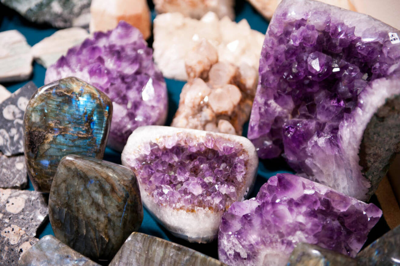 lila stenar kristaller ametister