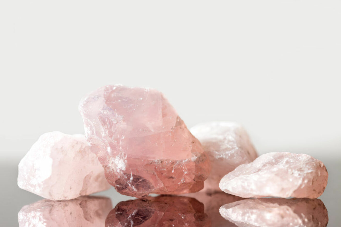 Rosa kristaller och stenar.