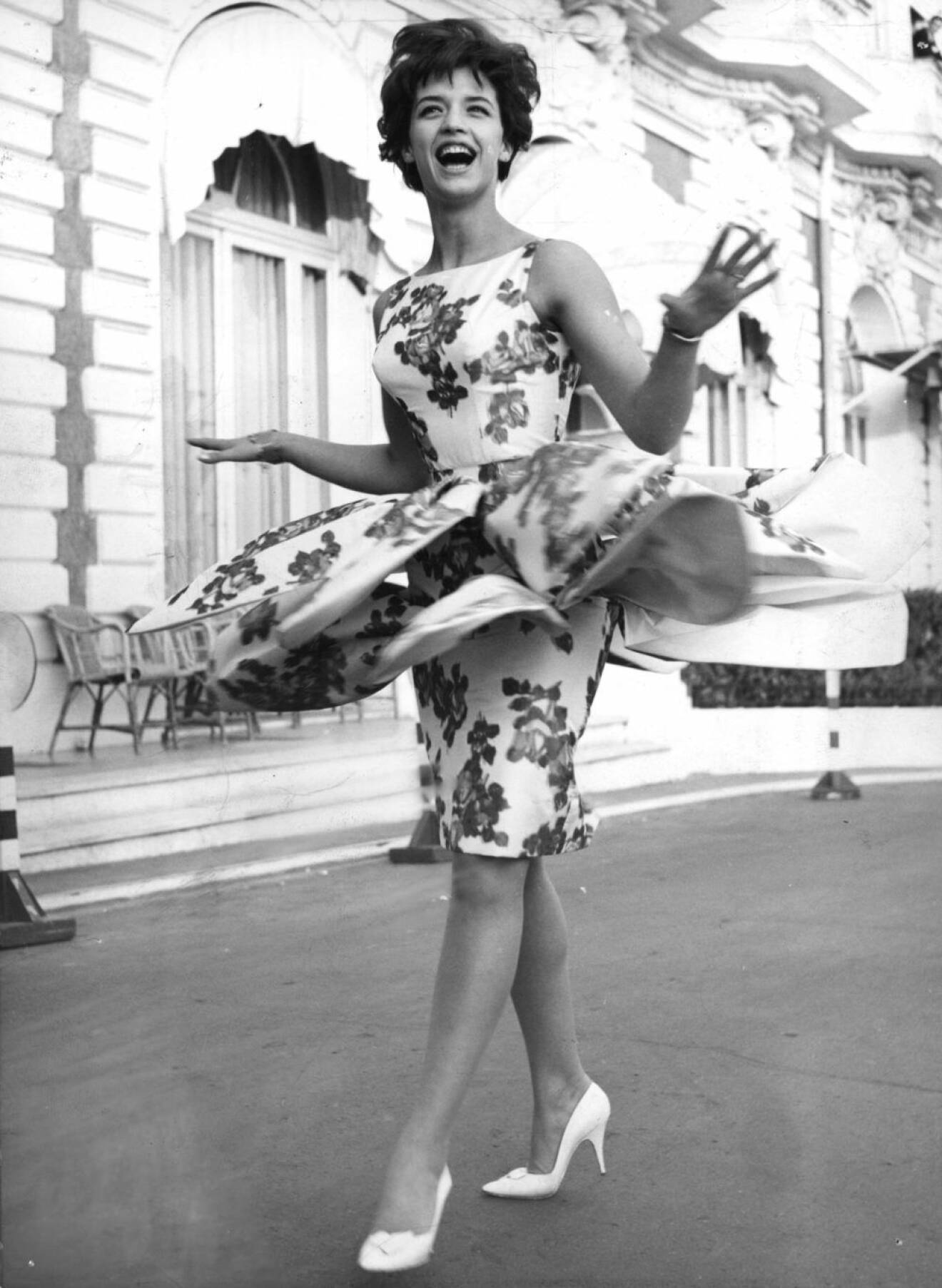 Barbro Lill-Babs Svensson med klänningen som hon ska bära vid schlagerfestivalen i Cannes 1961.