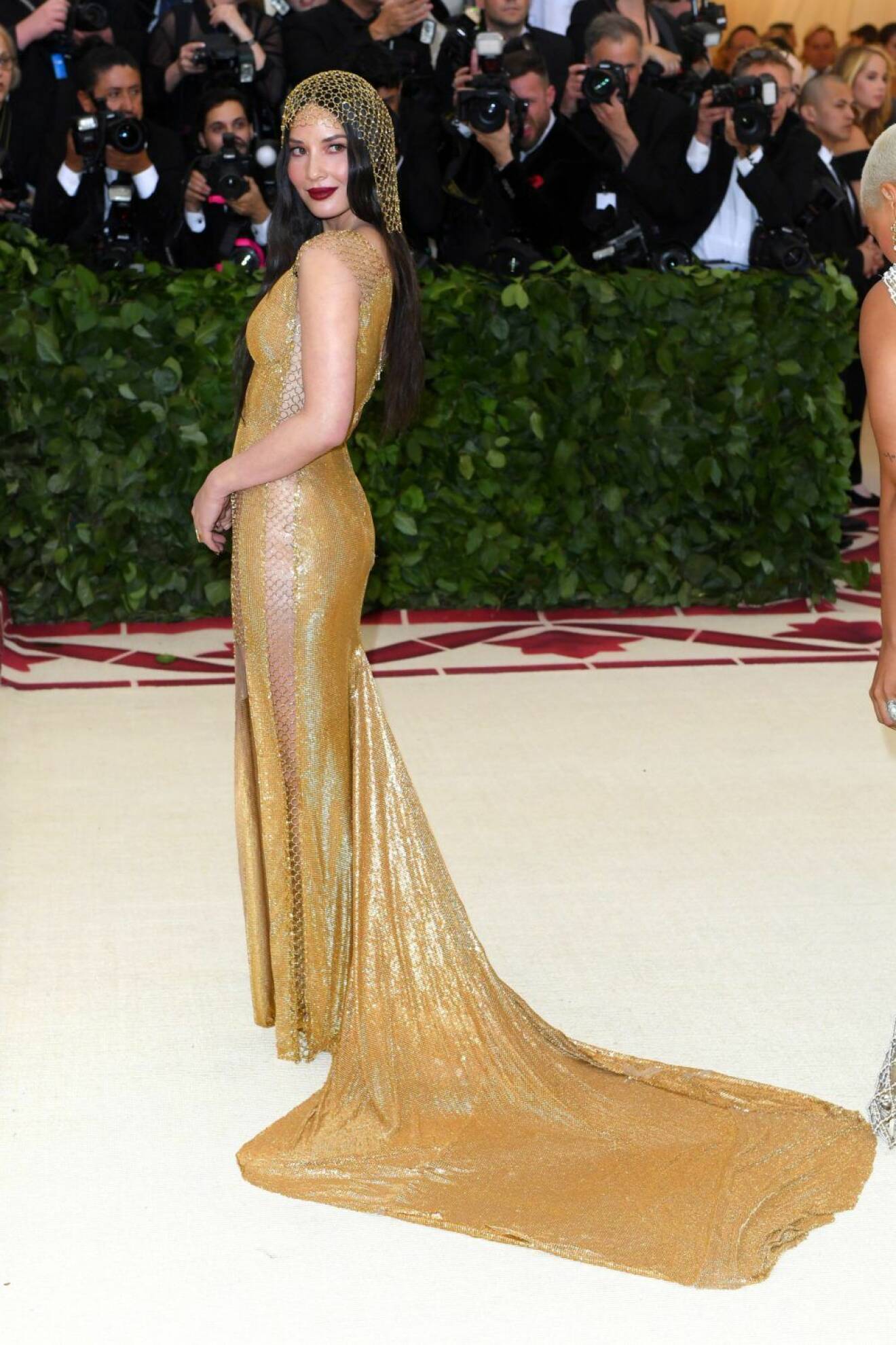 Olivia Munn i en gyldig långklänning med nätdetaljer.