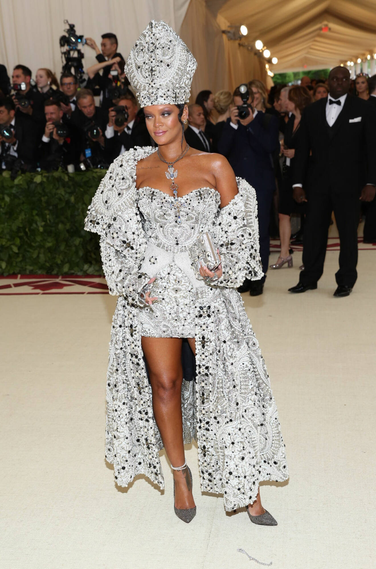 Rihanna i silvrig outfit med huvudbonad på Metgalan 2018.