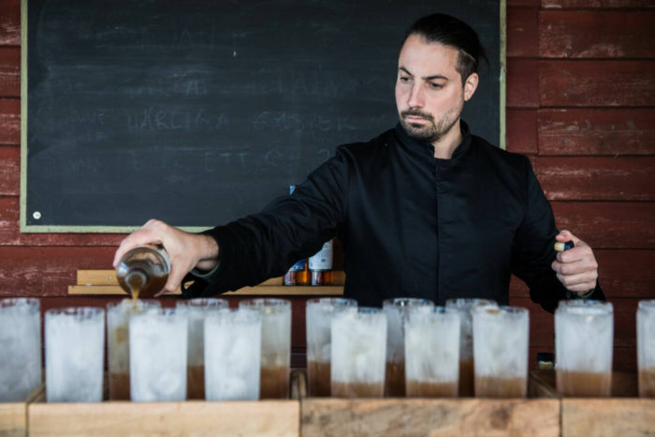 En av världens bästa bartenders Mate Csatlos står för drycken under glampingen.
