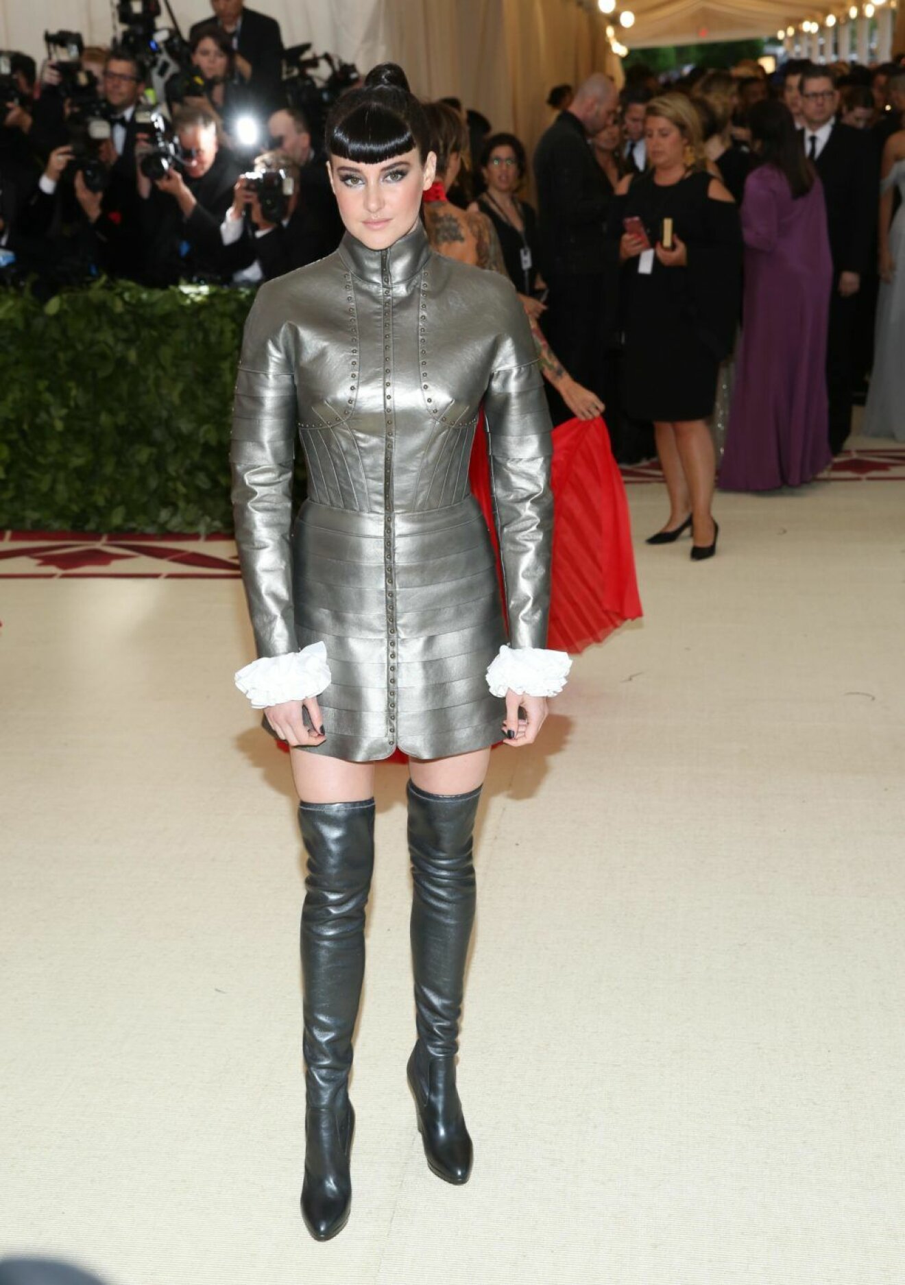 Shailene Woodley bär silvrig klänning.