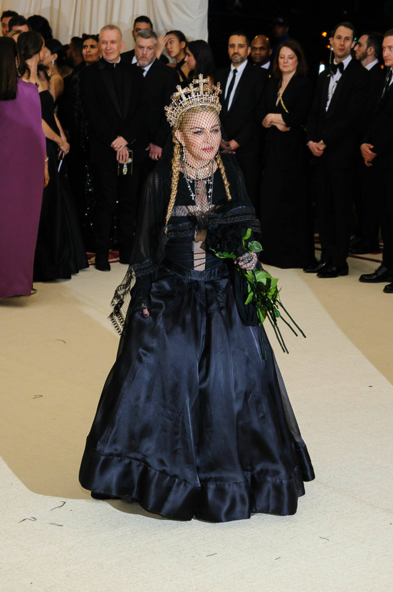 Madonna i svart långklänning och krona.