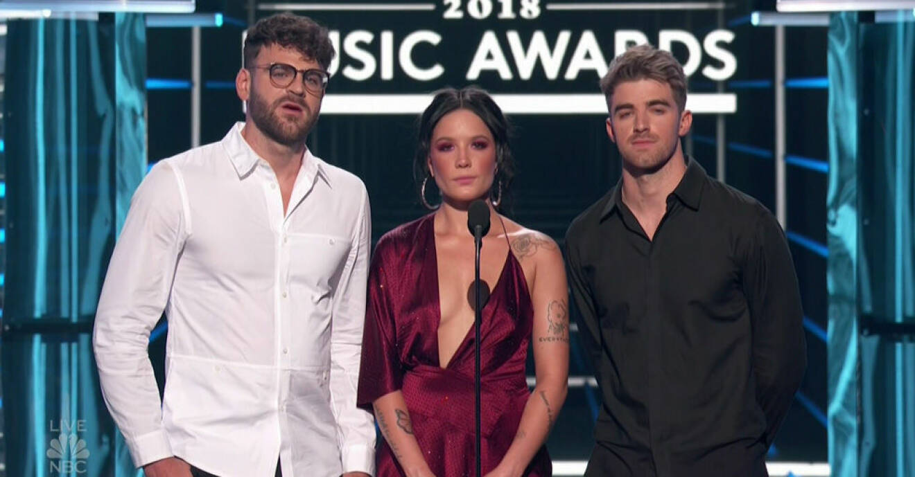 Vännerna hyllade Avicii under Billboard Music Awards.