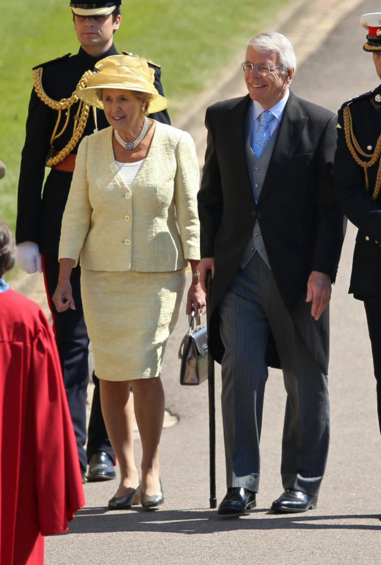 Tidigare premiärminister John Major anländer med sin fru Norma.