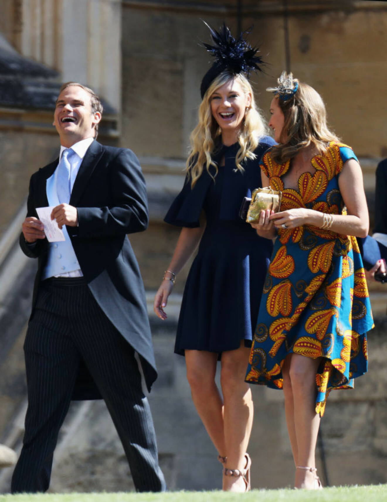 Prins Harrys ex-flickvän Chelsea Davy (mitten) anländer till kyrkan.