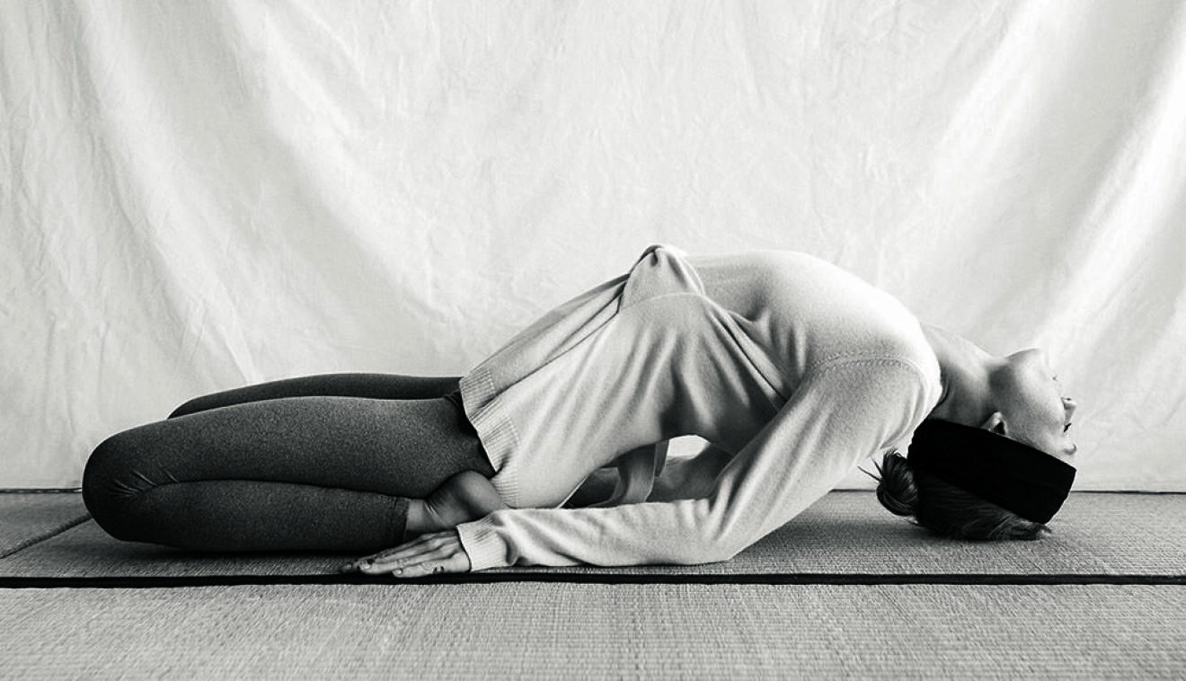 Kvinna som gör yoga svartvitt
