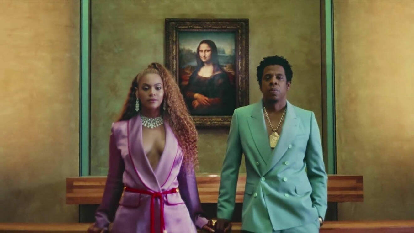 Beyoncé i rosa kostym och choker. Givna vibbar från 1980-talet och HUR snyggt som helst. 