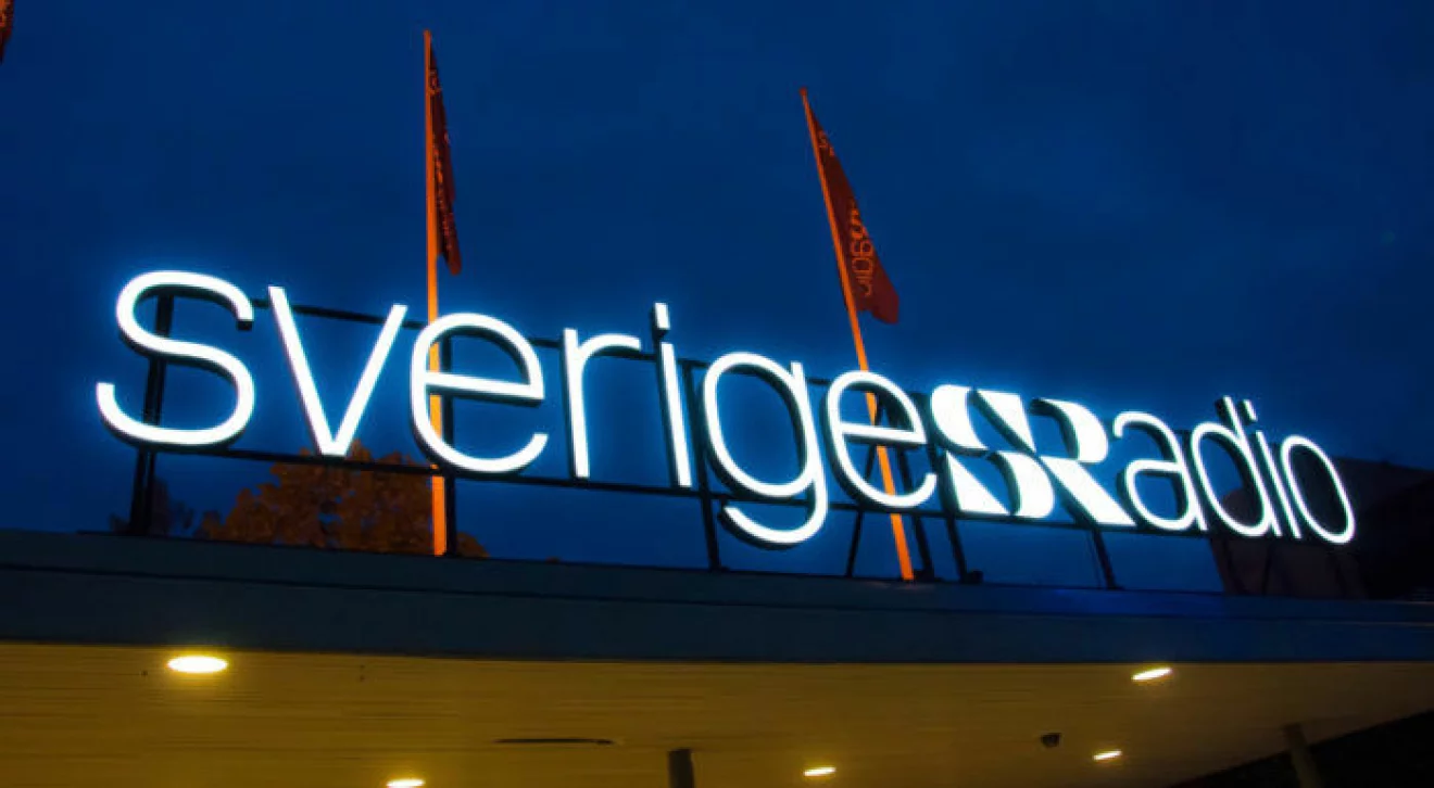 Sveriges radios upplysta logga nattetid.