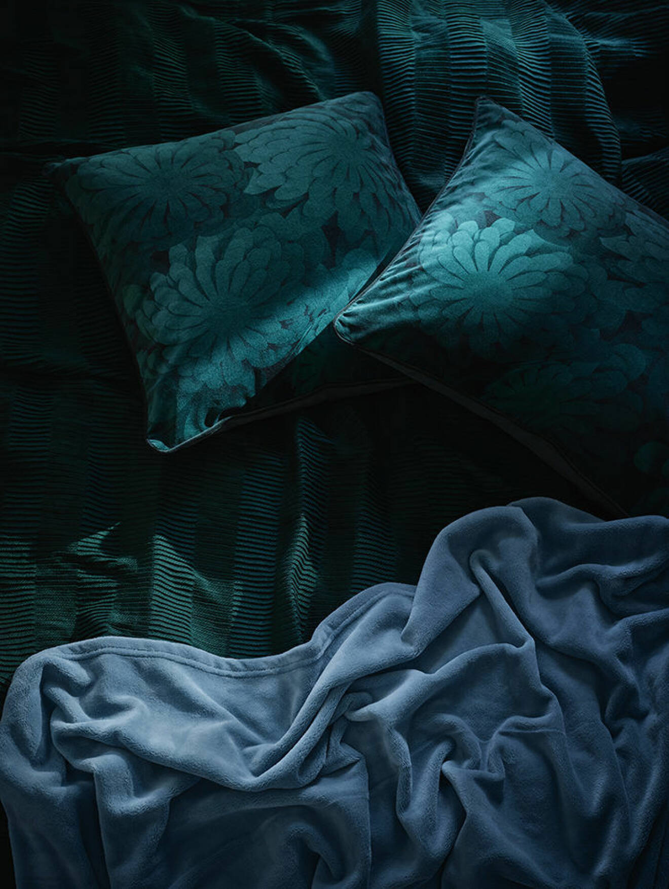 Kuddar i mörkblå sammet, formgivna av Bea Szenfeld för Ikea.