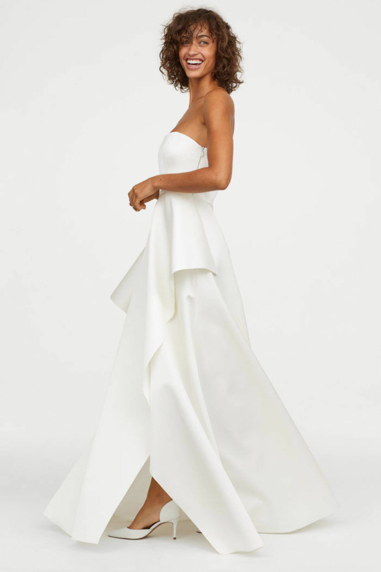 H&M släpper brudkollektion, axelbandslösklänning från sidan.
