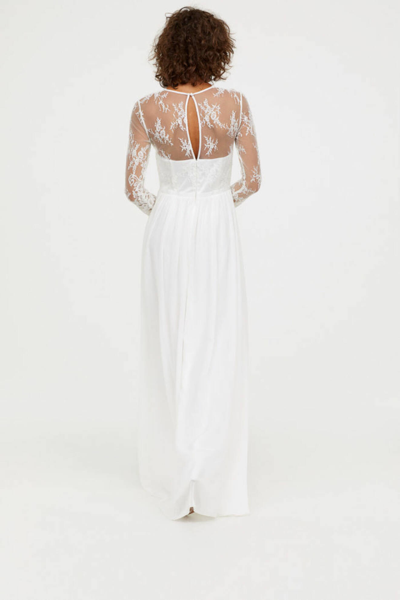 H&M släpper brudkollektion, spetsklänning med ärmar bakifrån.